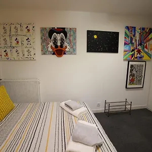 Pop Artiste Configure En Galerie Dart A 200 M Du Centre Avec Parking Prive Et Securise Gratuit Dans Copropriete Appartement